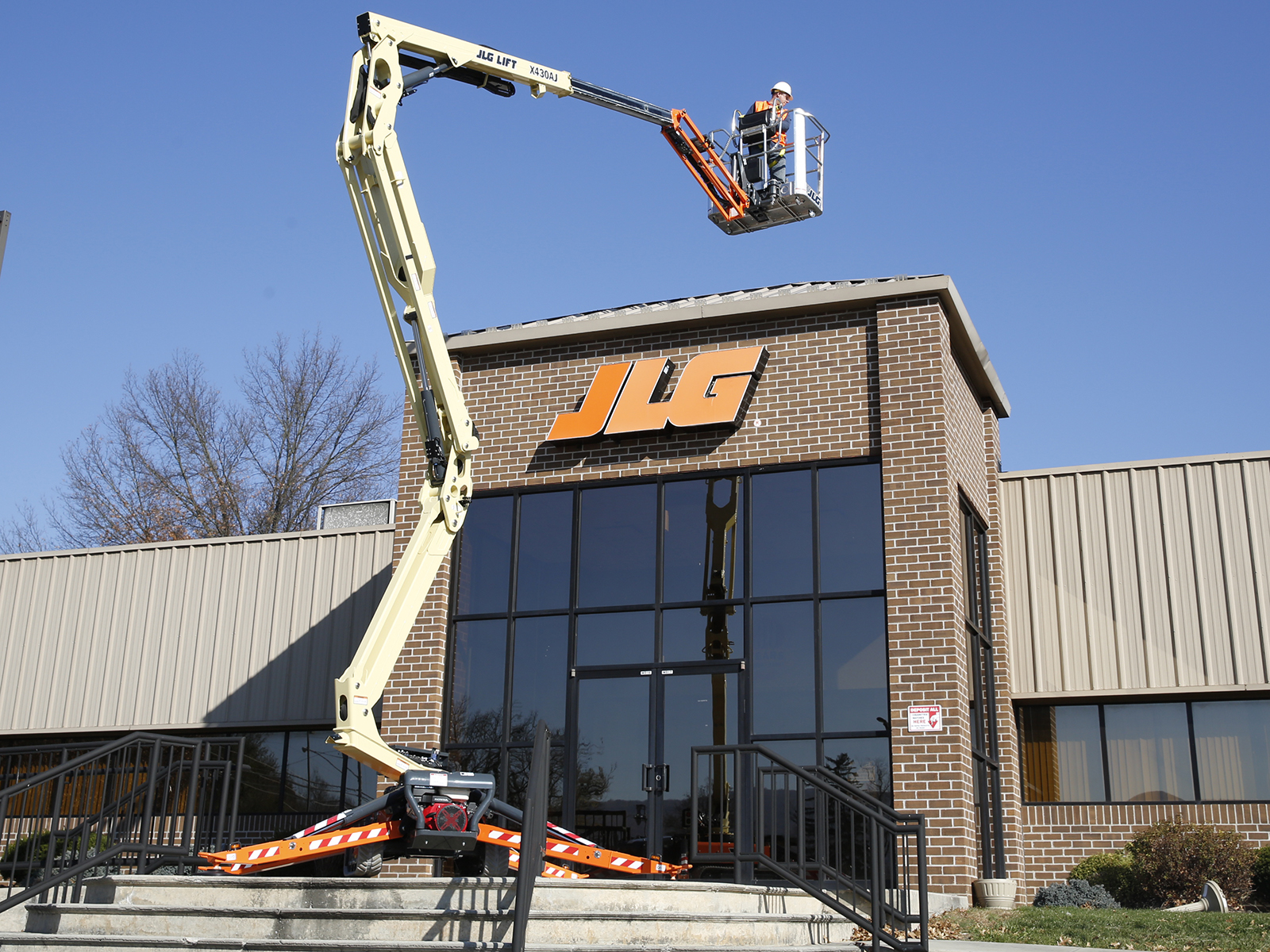 JLG X430AJ Boom Lifts - Compact Crawler